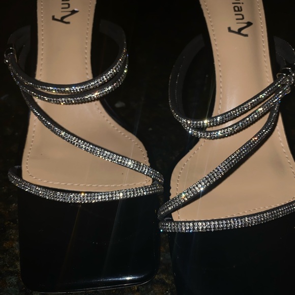 Black dazzled short strapped heels 🖤 - Picture 4 of 4